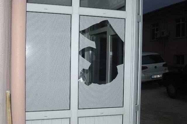 Sağlık Merkezine &Ccedil;irkin Saldırı 1