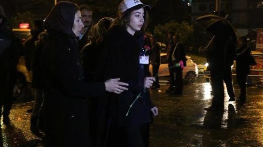 Şehit Kızı, Babasının &Ouml;ld&uuml;ğ&uuml; Yere Karanfil Bıraktı