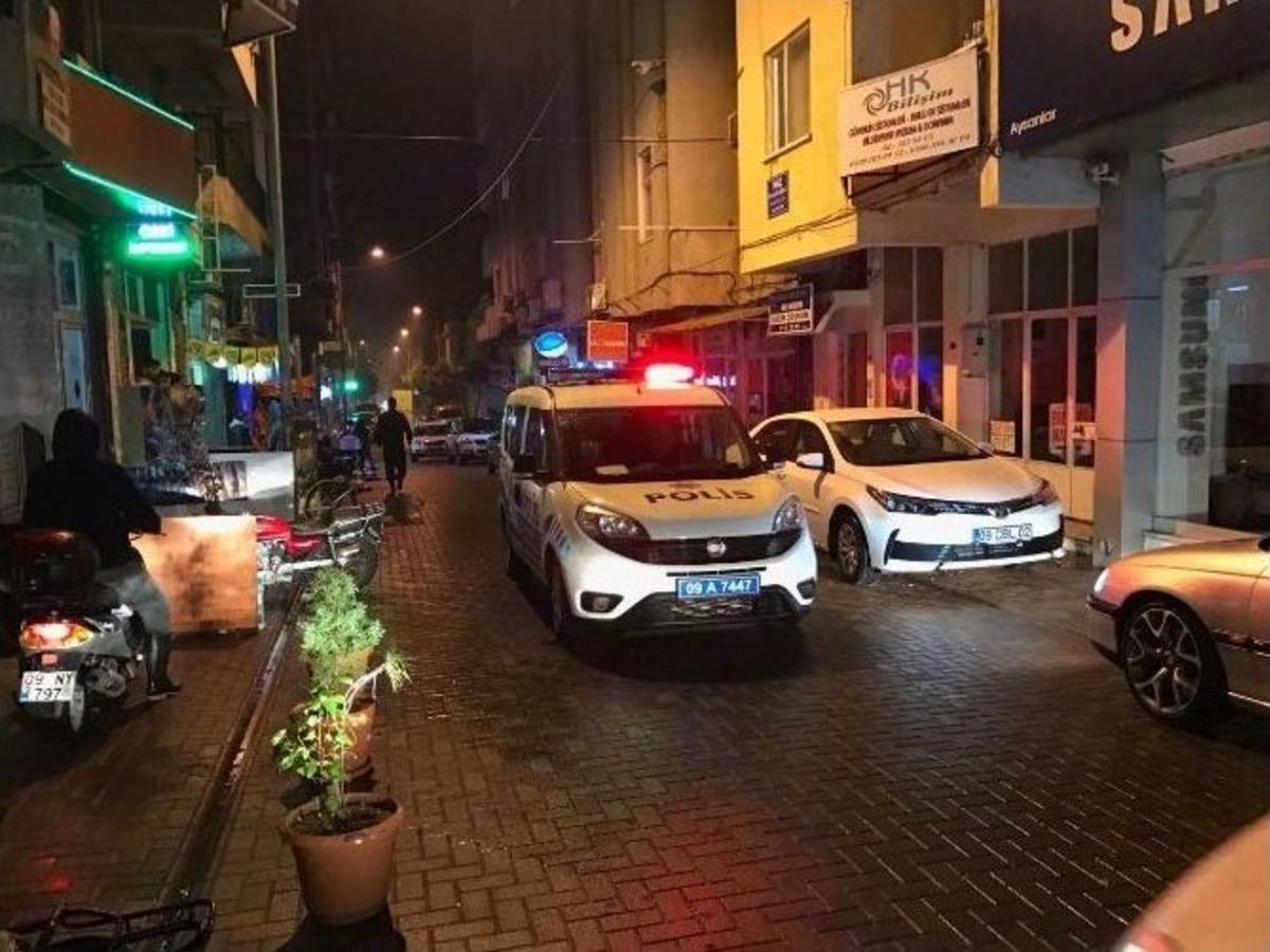 Bar&rsquo;da Bı&ccedil;aklı Kavga: 1&rsquo;i Polis 3 Yaralı