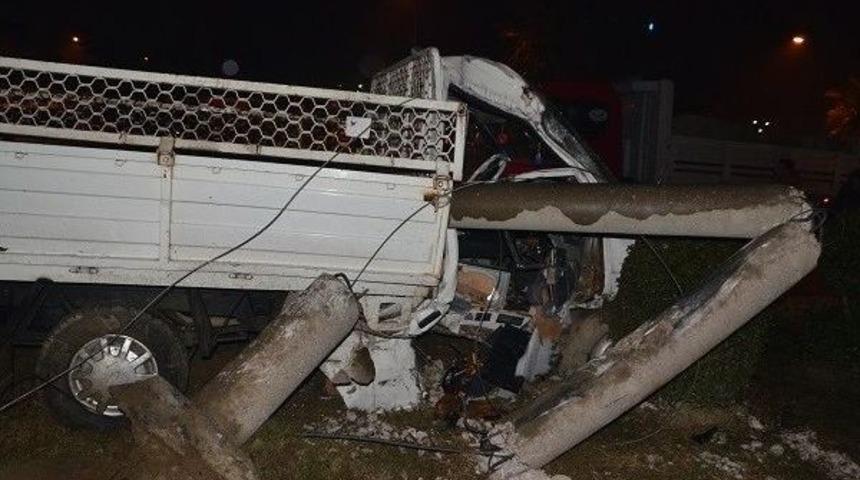 Kamyonet Beton Direğe &Ccedil;arptı: 1 &Ouml;l&uuml; 1 Yaralı