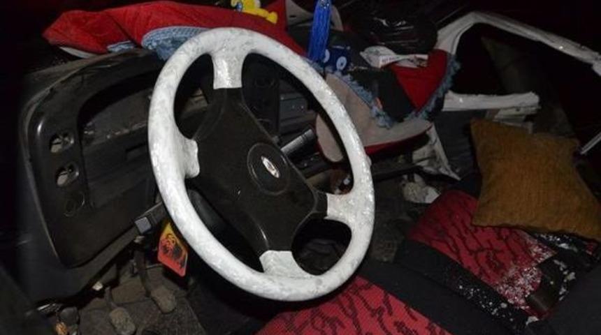 Direğe &Ccedil;arpan Kamyonette 1 &Ouml;l&uuml;, 1 Yaralı