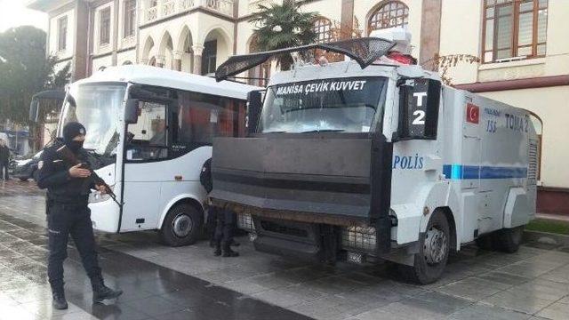 Manisa’da Hdp İl Binasına Polis Baskını