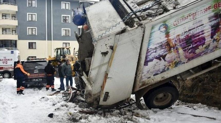 G&uuml;m&uuml;şhane&rsquo;de &Ccedil;&ouml;p Kamyonu Devrildi: 1 Yaralı