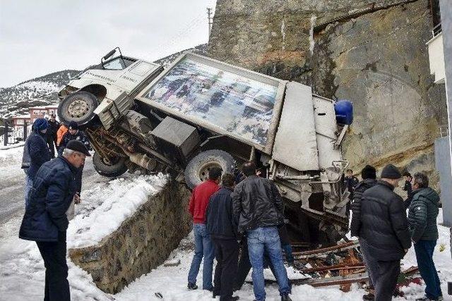 Gümüşhane’de Çöp Kamyonu Devrildi: 1 Yaralı