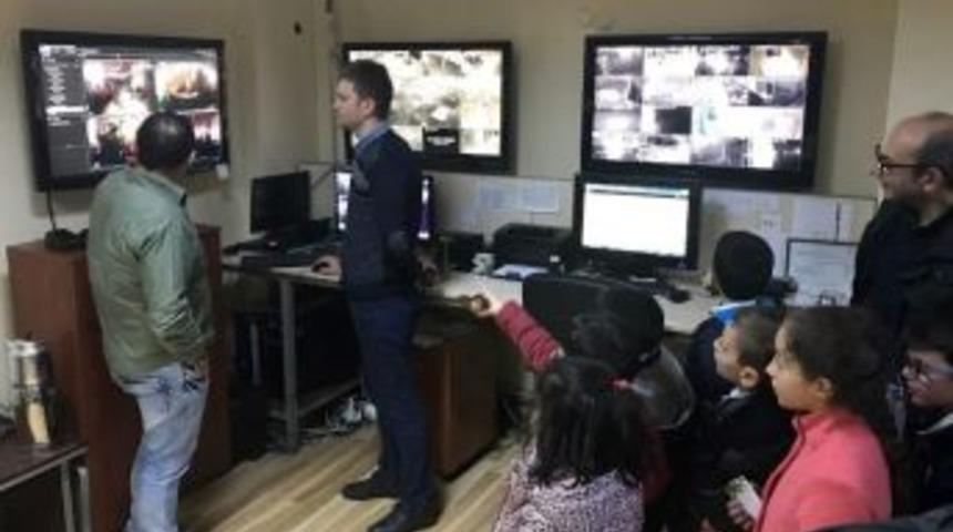 Minik &Ouml;ğrencilerden Sultanbeyli İl&ccedil;e Emniyet M&uuml;d&uuml;rl&uuml;ğ&uuml;ne Taziye Ziyareti