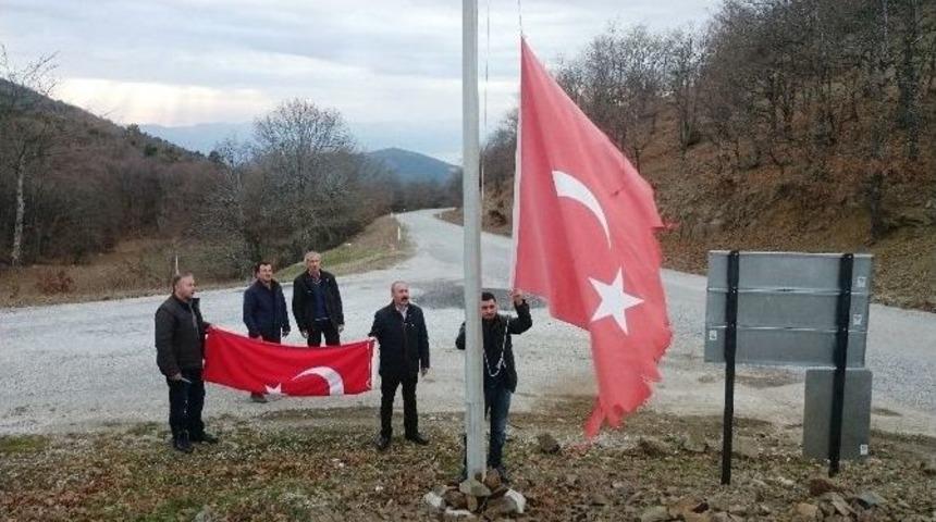 K&ouml;y&uuml;n Yıpranmış Bayrağı Yenisiyle Değiştirildi