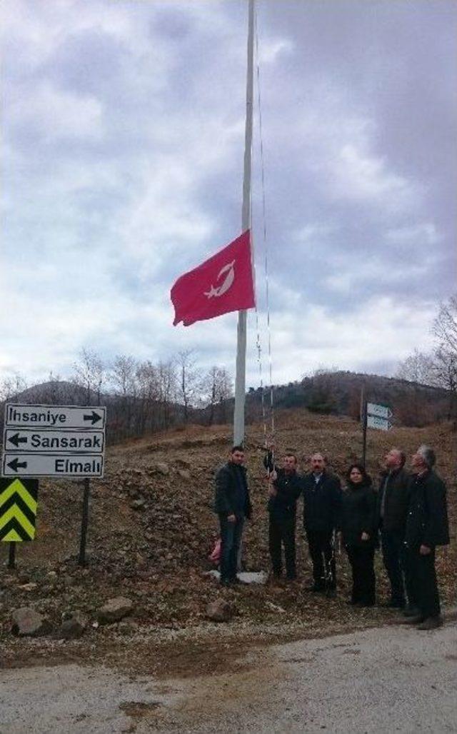 Köyün Yıpranmış Bayrağı Yenisiyle Değiştirildi