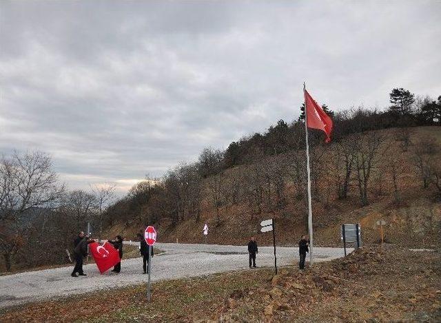 Köyün Yıpranmış Bayrağı Yenisiyle Değiştirildi