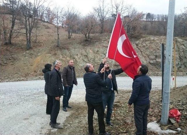 Köyün Yıpranmış Bayrağı Yenisiyle Değiştirildi