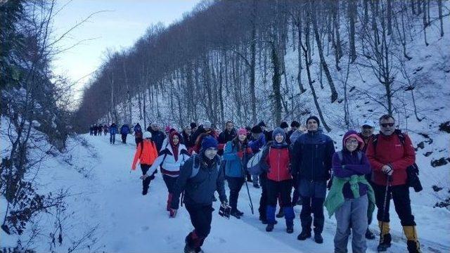 Bursalı Dağcılar Hem Yürüdü Hem De Çöp Topladı