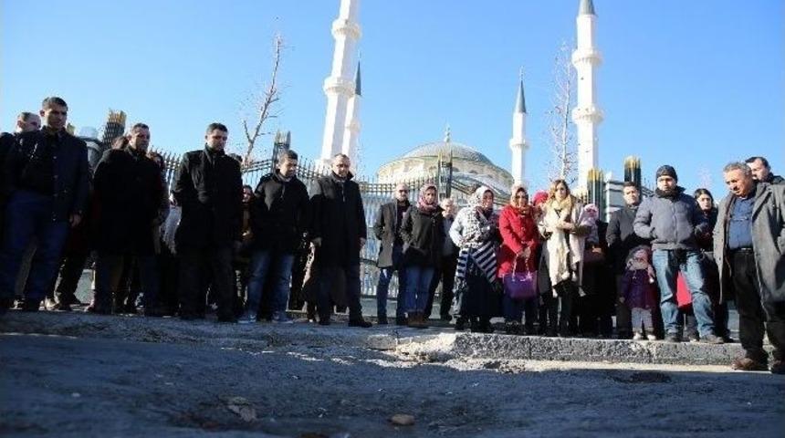 &Ouml;ğretmenler, &Ouml;mer Halisdemir&rsquo;in Kabrini Ziyaret Etti