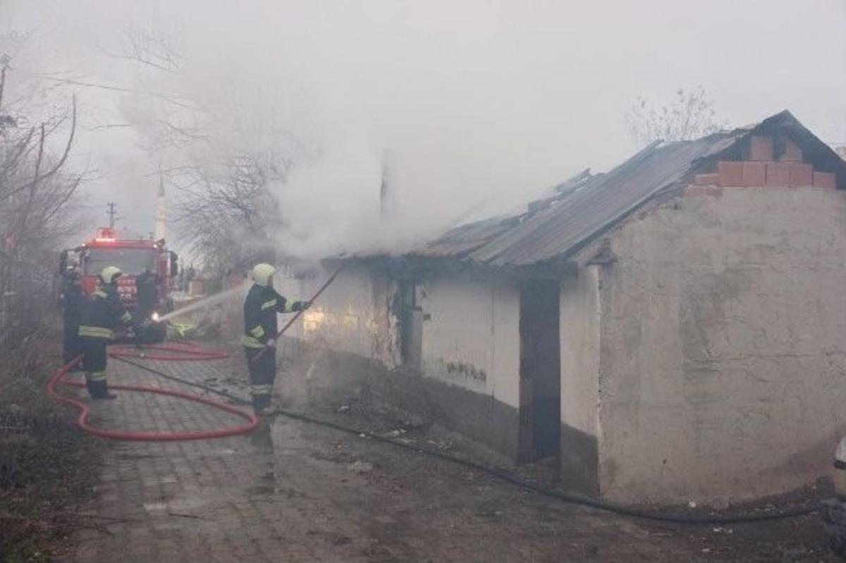 Metruk Bina Yangında K&uuml;l Oldu