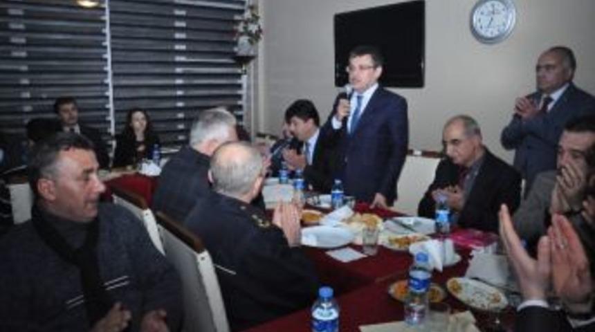 Kaymakam Ada&rsquo;ya Veda Yemeği D&uuml;zenlendi