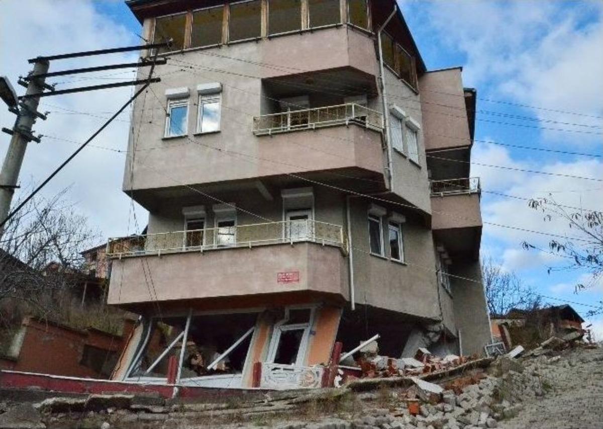 (&ouml;zel Haber) Heyelanın Yaşandığı Mahalle 1.5 Yılda Harabeye D&ouml;nd&uuml;