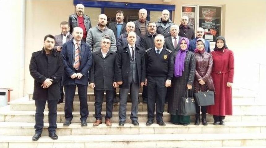 Boz&uuml;y&uuml;k Devletinin Ve Polisinin Yanında