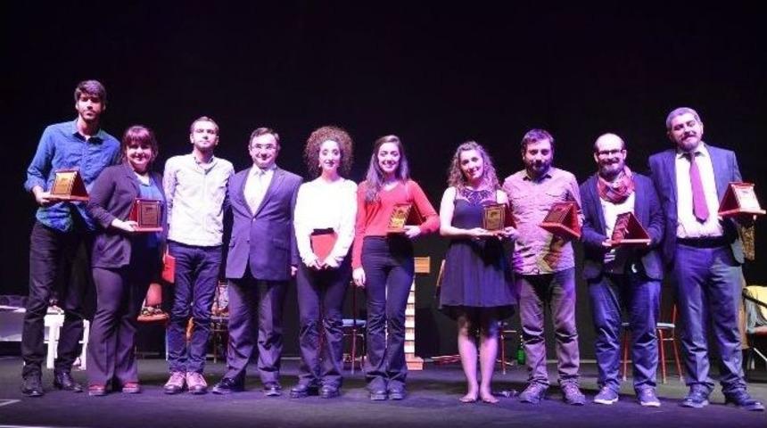 Boz&uuml;y&uuml;k Tiyatro G&uuml;nlerinde "bir Garip Oyun" Sahnelendi