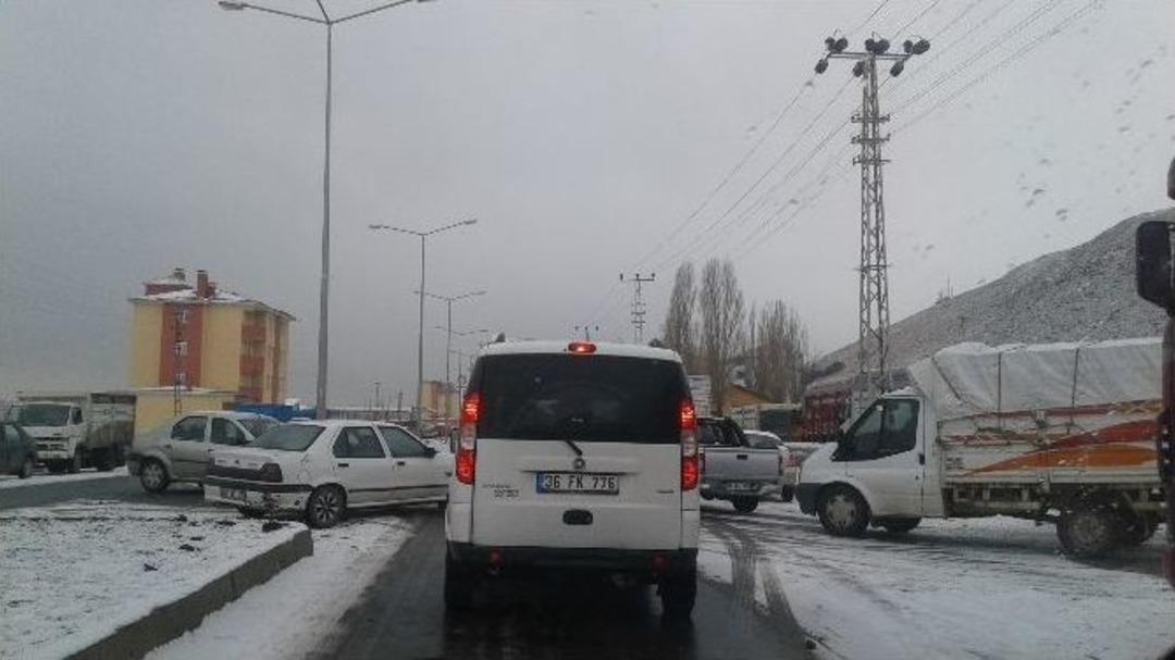 Hayvan Pazarı&rsquo;nda Gelişi G&uuml;zel Park Edilen Ara&ccedil;lar Trafiği Alt &Uuml;st Ediyor