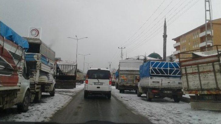 Hayvan Pazarı’nda Gelişi Güzel Park Edilen Araçlar Trafiği Alt Üst Ediyor G4