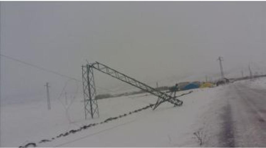 Çıldır’da Fırtına Elektrik Direklerini Yıktı