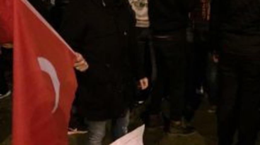 Emre Kaya, Şehitler Tepesi&rsquo;ne Kırmızı Karanfil Bıraktı