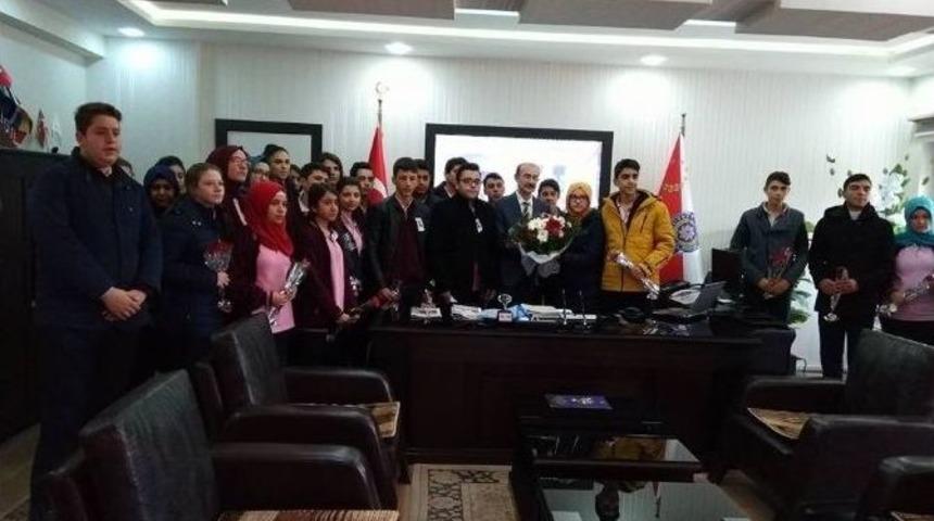 Liseli &Ouml;ğrencilerden &Ouml;rnek Davranış