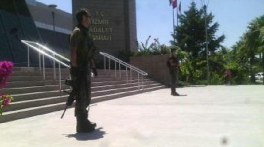 İzmir'de 8 Adliye &Ccedil;alışanına Fet&ouml;'den Tutuklama