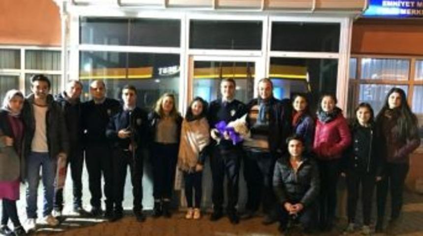 Tiyatroculardan Polise Ziyaret