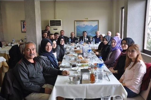 İşaret Diliyle İlahi &Ouml;d&uuml;l Getirdi 1