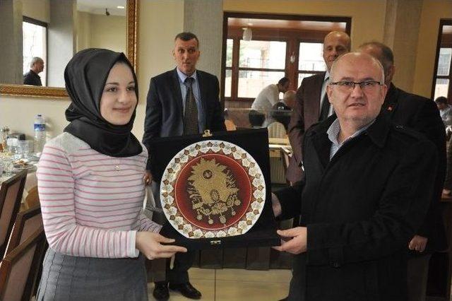 İşaret Diliyle İlahi &Ouml;d&uuml;l Getirdi 3