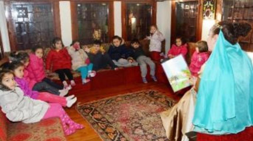 İzmit Belediyesi&rsquo;nden Miniklere Masallar