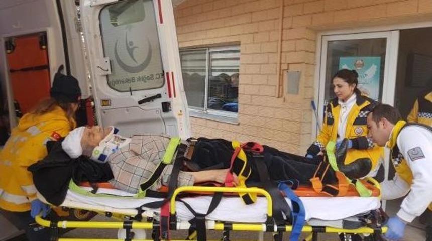 Minib&uuml;se &Ccedil;arpan Otomobildeki Yaşlı &Ccedil;ift Yaralandı