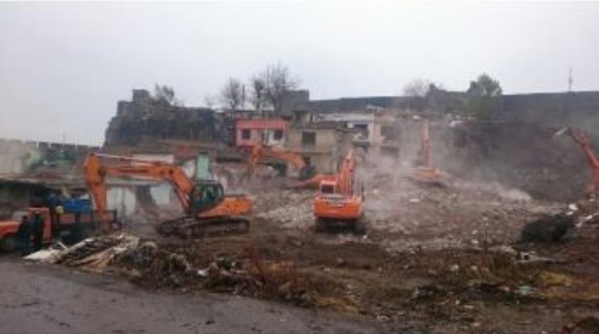 Sur&rsquo;da Yıkım &Ccedil;alışmaları S&uuml;r&uuml;yor