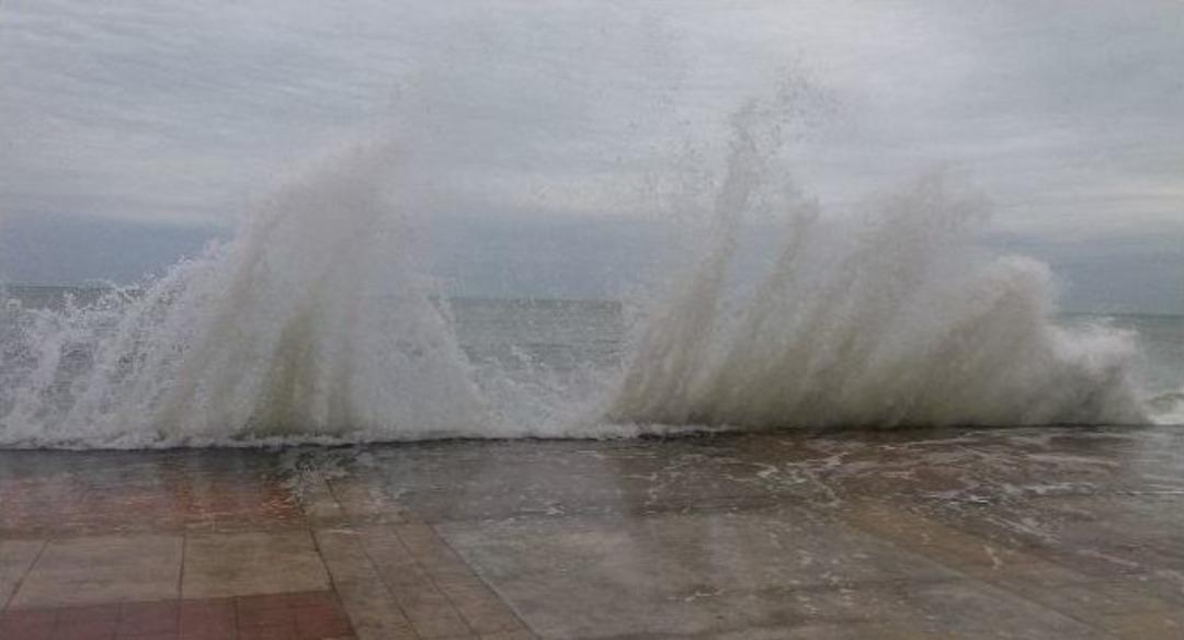 Karadeniz&rsquo;de Korkutan Dalgalar