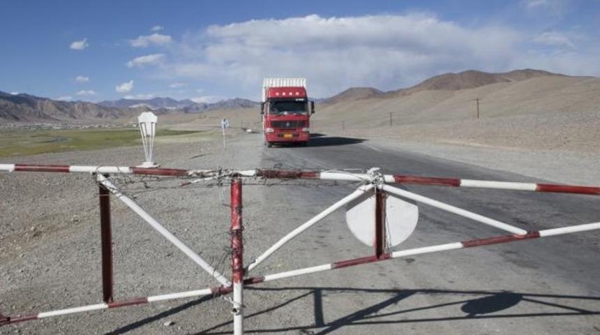 Türkmenistan, Tacikistan yüklerini 10 gündür sınırda bekletiyor