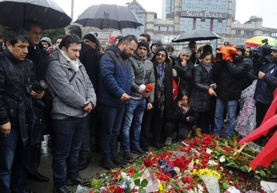 Gazeteciler, Beşiktaş&rsquo;taki Patlama Yerine Karanfil Bıraktı