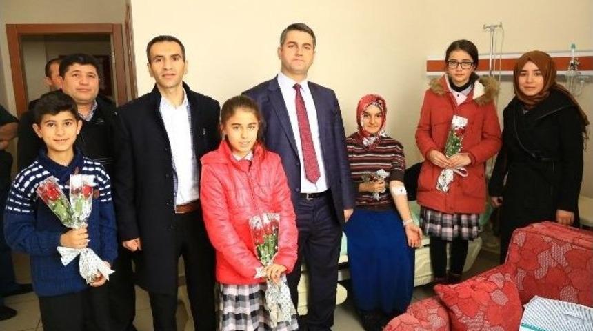 &Ouml;ğrencilerinden Hastalara Kandil Ziyareti