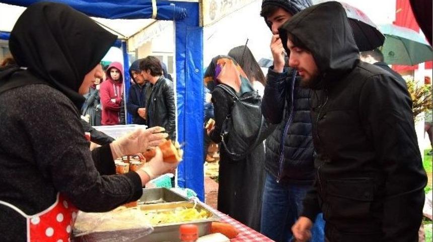 &Ouml;ğrenciler Yağmura Aldırmadan Hamsinin Keyfini &Ccedil;ıkardılar