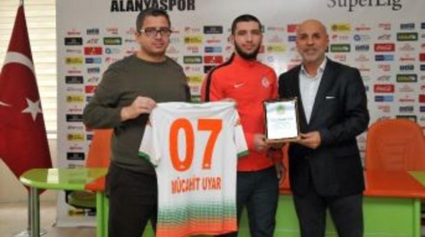 &Ccedil;avuşoğlu&rsquo;ndan Başarılı Sporcuya Teşekk&uuml;r Plaketi