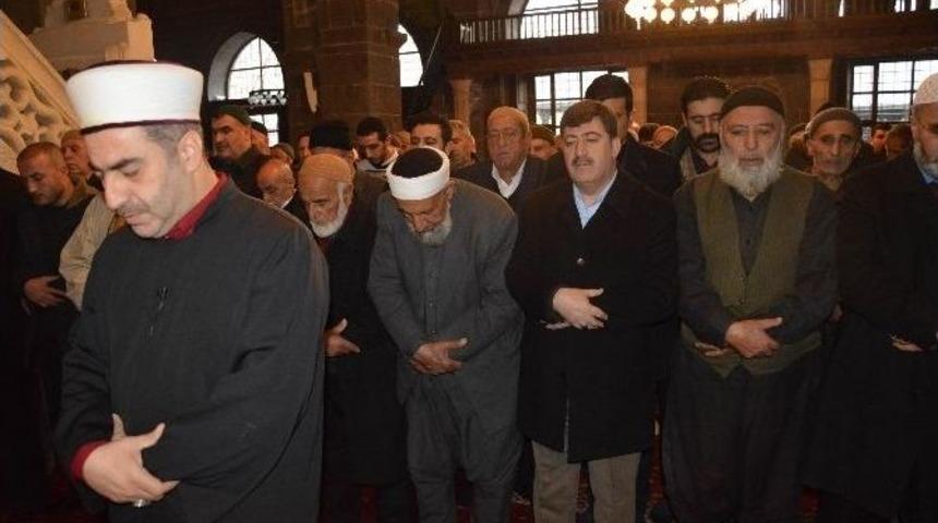 Diyarbakır&rsquo;da Şehitler İ&ccedil;in Gıyabi Cenaze Namazı Kılındı