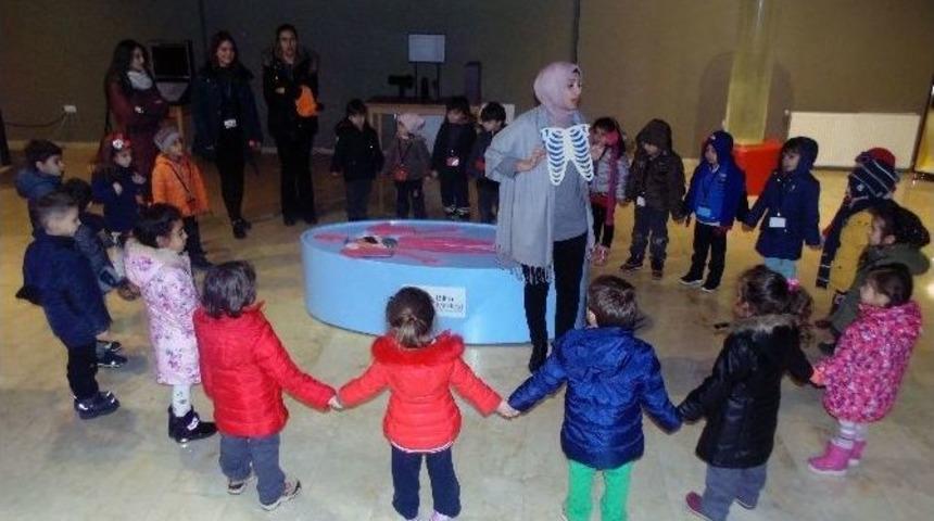 Öğrenciler Bilim Merkezini Gezdi