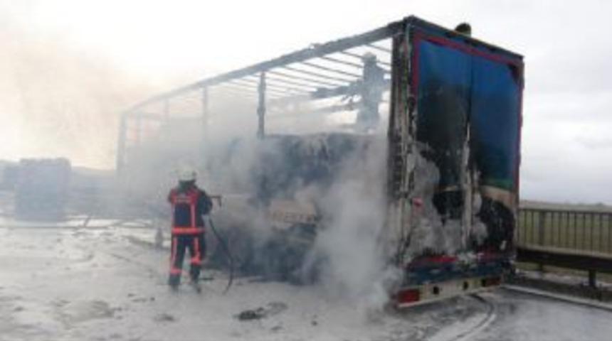 Tır Dorsesinde Yangın; Tem Trafiğe Kapandı (2)