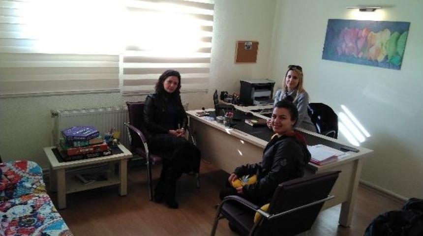 Ayvalık&rsquo;ta Ak Partili Kadınlar 15 Eyl&uuml;l Ortaokulu Rehberlik Odasını Yeniledi