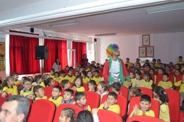 &Ouml;ğrencilere Tiyatro G&ouml;sterisi 1