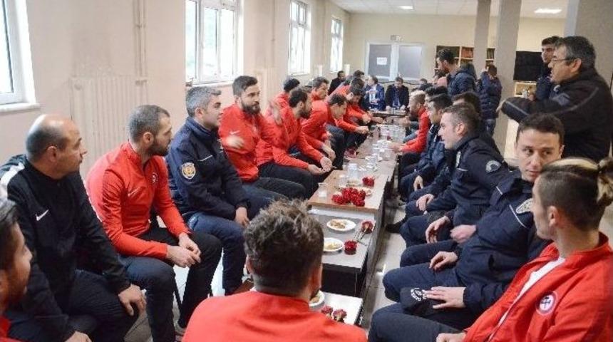 Zonguldak K&ouml;m&uuml;rsporlu Y&ouml;netim Ve Futbolculardan &Ccedil;evik Kuvvete Ziyaret