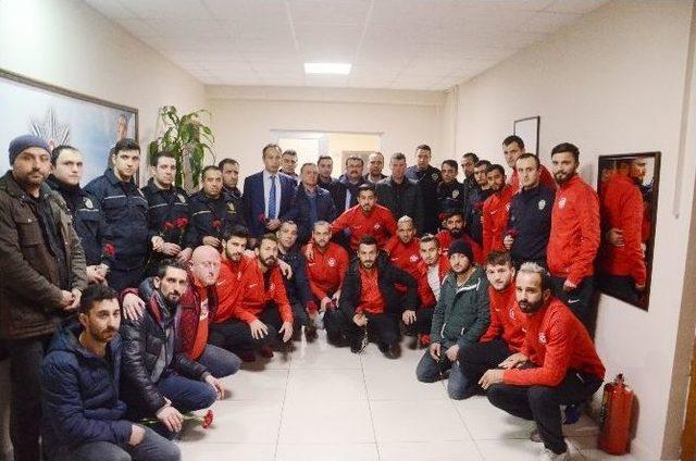 Zonguldak Kömürsporlu Yönetim Ve Futbolculardan Çevik Kuvvete Ziyaret