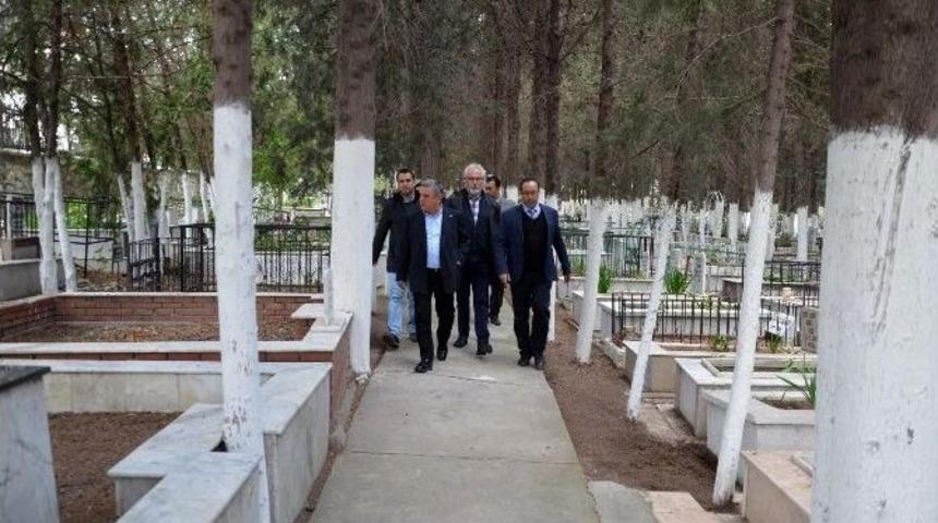 Kuşadası Adalızade Mezarlığı&rsquo;nda D&uuml;zenleme Yapılıyor