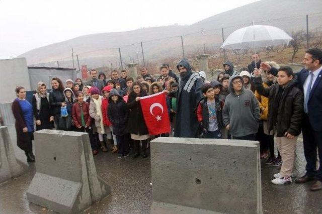 Siirtli Öğrenciler Polise ‘cevşen’ Verdi