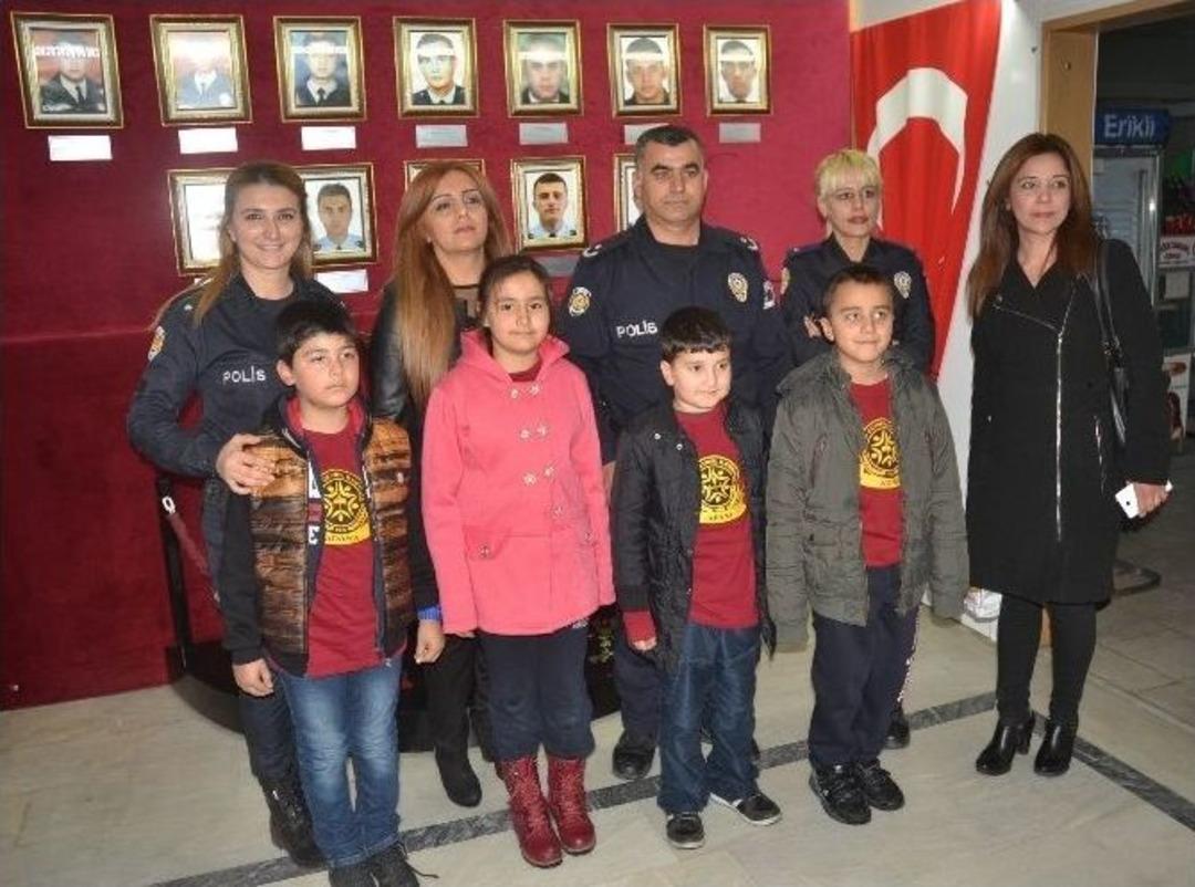 &Ouml;ğrenciler Polise Sarılıp T&uuml;rk Bayrağı Hediye Etti