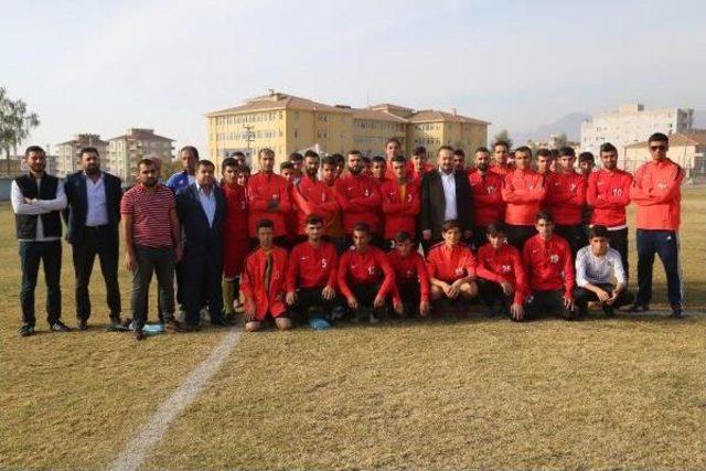 Tuzla Belediyesi'nden Silopi'deki Amatör Spor Takımına Malzeme Yardımı