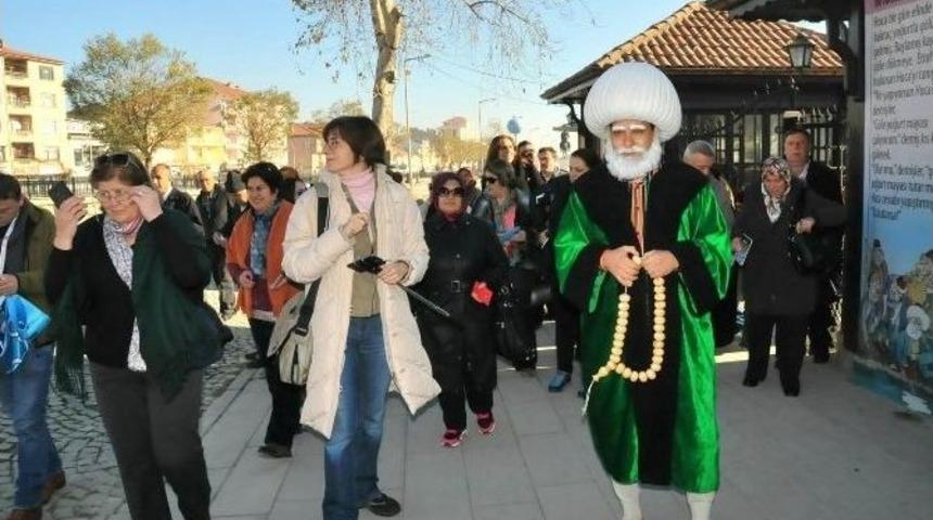 Akşehir&rsquo;e Gelen Misafirleri Nasreddin Hoca Karşılıyor